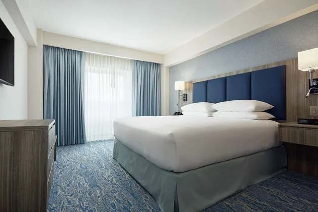 غرفة بسرير كينج بإطلالة على المسبح، Doubletree By Hilton Managua 2/4