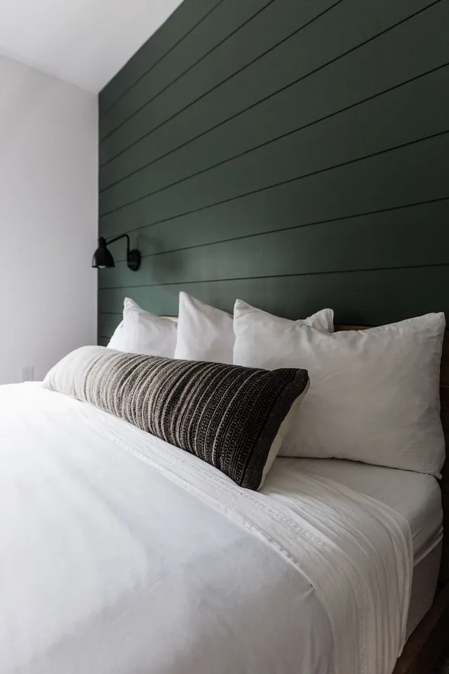 Single, Queen Bed, Accessible, Wonderstone at Glacier 4/10