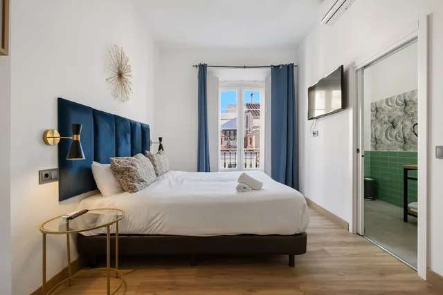غرفة بريميوم بسرير كوين وسرير بطابقين، Hostel Malaga City 1/1