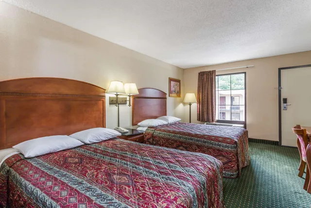 غرفة بسريرين مزدوجين، Days Inn by Wyndham Camp Springs/Andrews AFB DC Area 1/2