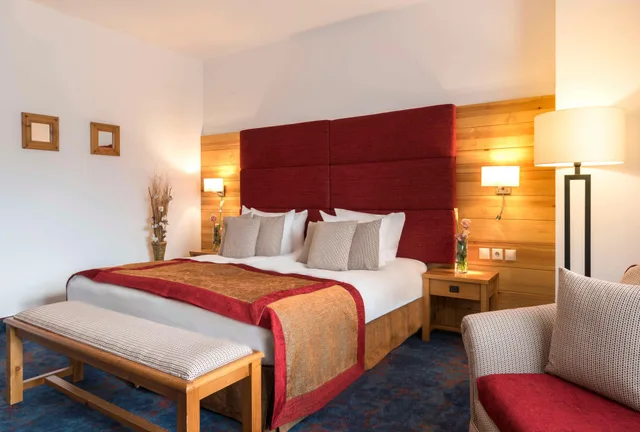 غرفة ديلوكس بسرير مزدوج بإطلالة على الجبل، Kempinski Hotel Grand Arena 3/9
