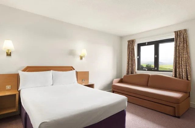 غرفة بسرير كينج مع أريكة، Days Inn by Wyndham Lockerbie Annandale Water 1/6