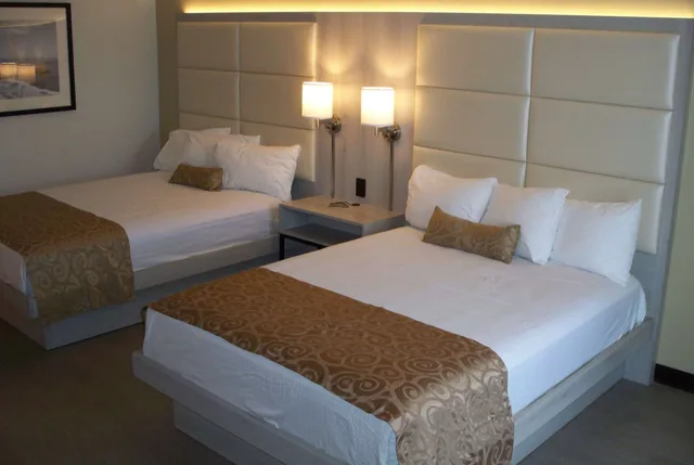 غرفة بسريرين كوين لذوي الإعاقة، Ramada by Wyndham Burbank Airport 1/4