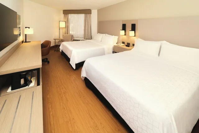 غرفة قياسية بسريرين مزدوجين بحوض استحمام، Holiday Inn Tijuana Zona Rio 1/5