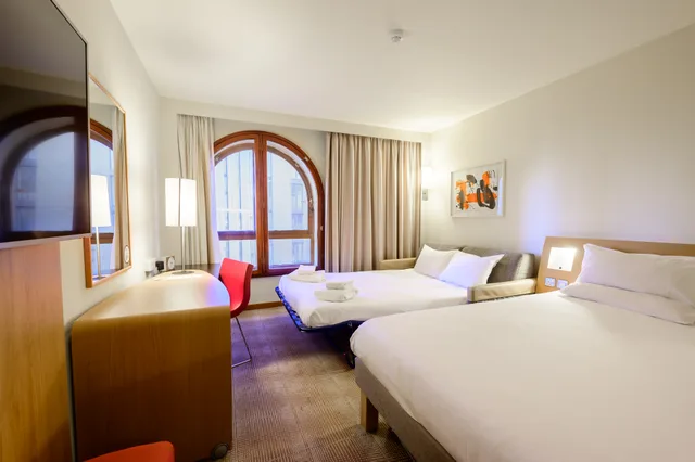 Standard, Double Bed, Sofa, Novotel Birmingham Centre 5/10