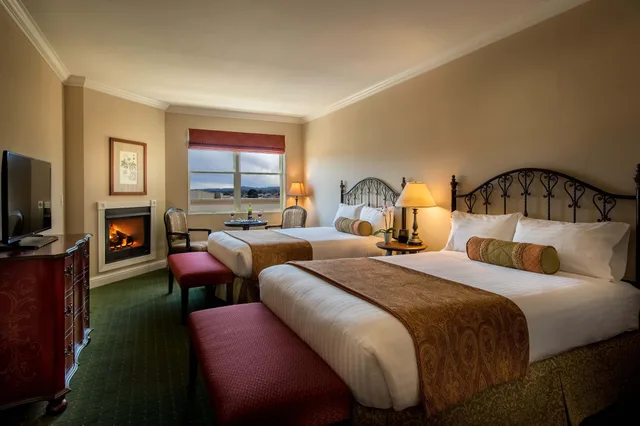 غرفة ديلوكس بسريرين كوين، Monterey Hotel 1/3