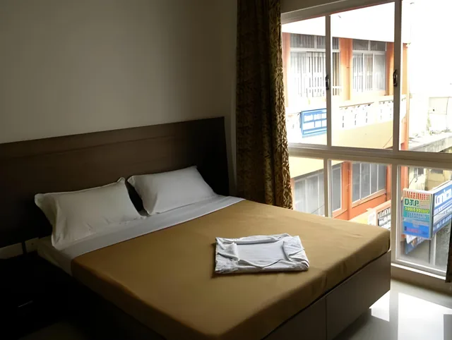 Suite, Queen and Twin Beds, Mount Residency 1/2