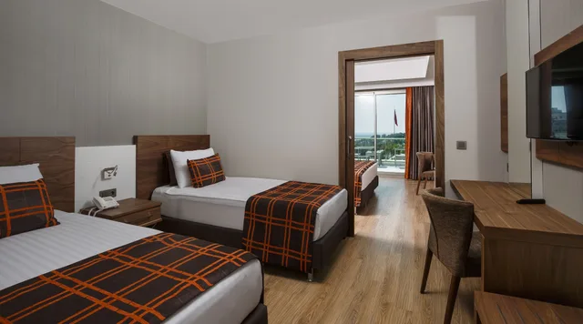 غرفة عائلية بسرير مزدوج وسريرين منفصلين بإطلالة جزئية على البحر، Side Sunport Hotel & Spa 2/8