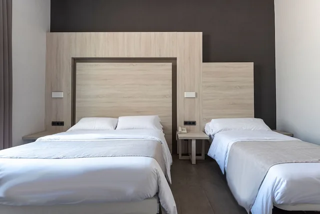 غرفة رباعية بسرير كوين وسريرين منفصلين بشرفة، Hostal Plaza Goya Bcn 4/5