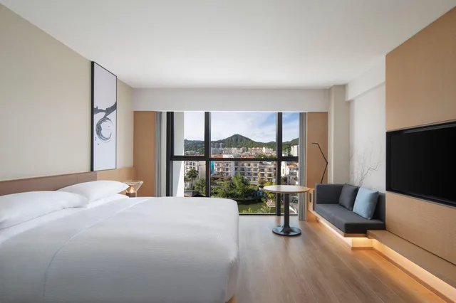 غرفة سوبيريور بسرير مزدوج بإطلالة على البحيرة، Fairfield by Marriott Shenzhen Dameisha 1/2