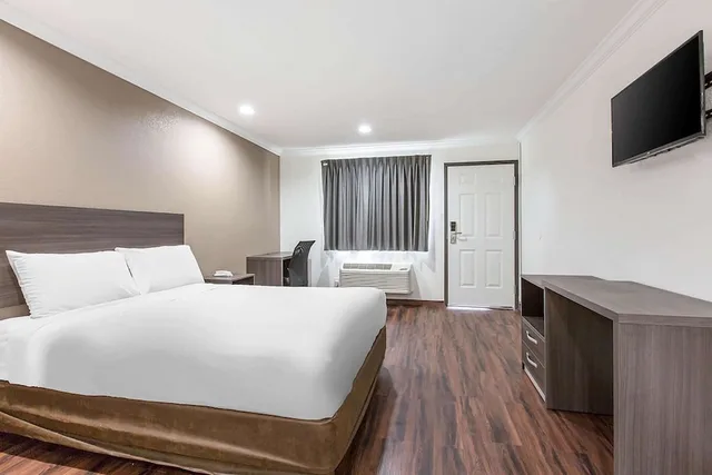 غرفة بسرير كوين لذوي الإعاقة، Baymont by Wyndham Bakersfield 1/4