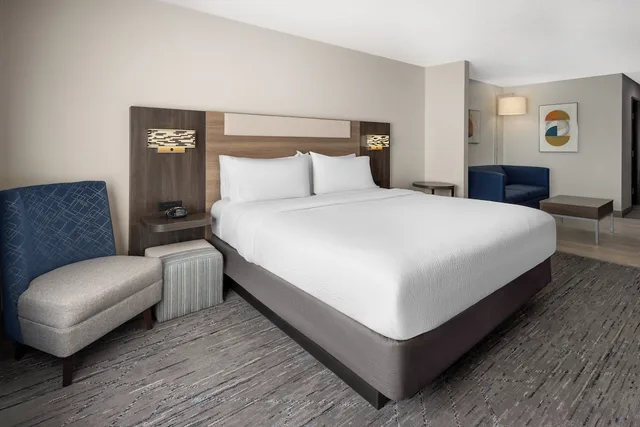 جناح بسرير كينج مع أريكة، Holiday Inn Express Hotel Suites Meriden 2/5