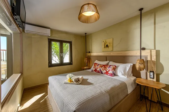 جناح فاخر بسرير كوين بإطلالة على البحر بغرفة نوم واحدة مع أريكة بمسبح خاص، Esperides Resort Crete 3/10