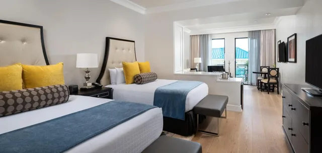5TH Avenue, Club, Suite, 2 Double Beds, Sofa، Inn On Fifth 1/3