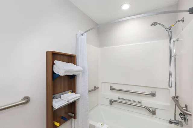 غرفة بسريرين كوين لذوي الإعاقة، Microtel Inn & Suites by Wyndham Bowling Green 9/10