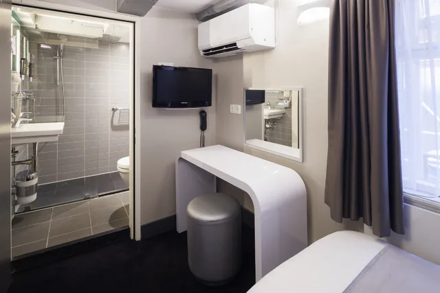 غرفة مفردة، Hotel CC 5/15