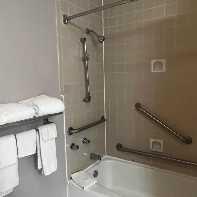 غرفة بسريرين مزدوجين بحوض استحمام لذوي الإعاقة، Baymont By Wyndham Port Arthur 4/9