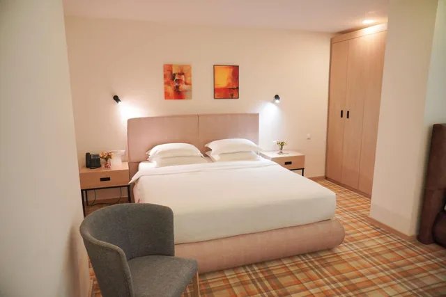 غرفة بسرير كينج وسرير فردي بإطلالة على الجبل بشرفة، Best Western Premier Batumi 11/16
