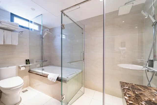 غرفة بريميير ثلاثية بسرير كوين وسرير فردي بإطلالة على المدينة بحوض استحمام، Nicecy Hotel Suites Spa 10/10