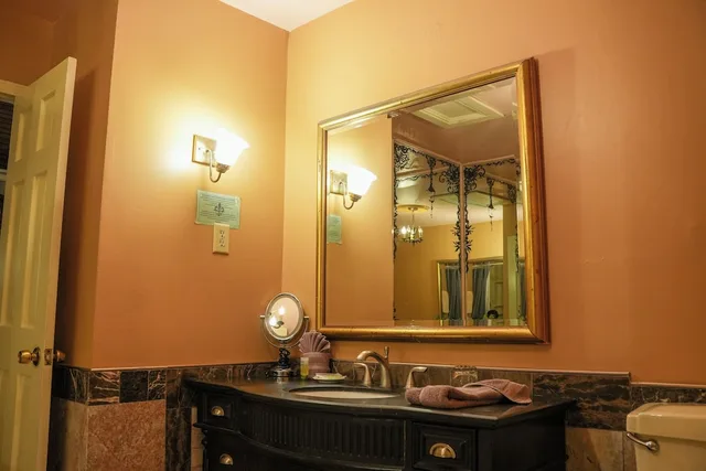 جناح جونيور بسريرين كوين بشرفة، The Olivier House Hotel 3/3