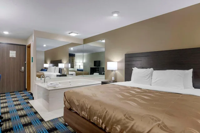 غرفة بسرير كينج بحوض جاكوزي، Rodeway Inn Grandville - Grand Rapids 4/10
