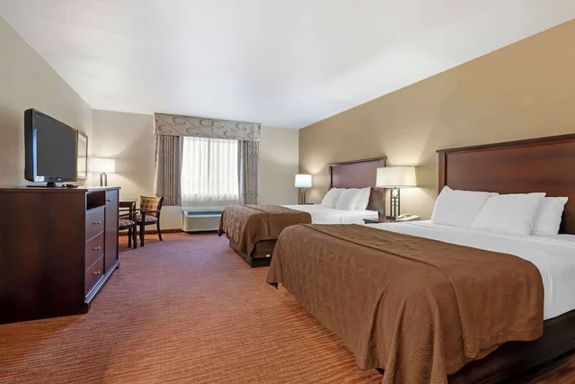 Standard, 2 Queen Beds, Partial Lake View، Best Western Plus Concord Inn 2/6