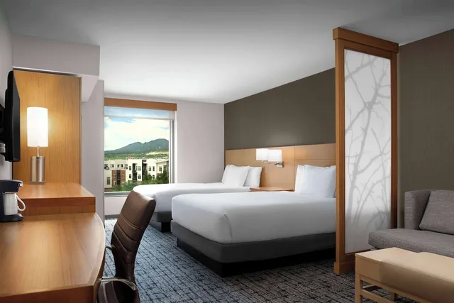 غرفة بسريرين كوين مع أريكة في طابق مرتفع، Hyatt Place Boulder Pearl Street 2/5