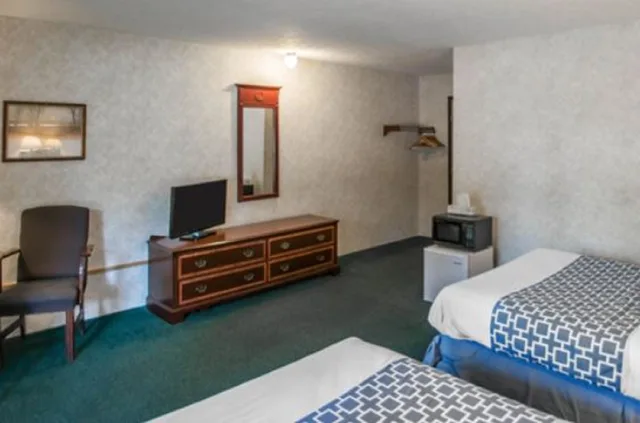 Senior, 2 Double Beds، Econo Lodge Hornell 3/3