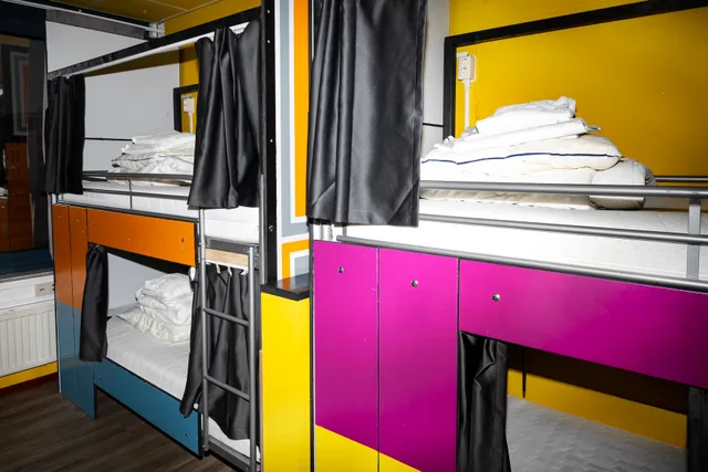 Mixed Dorm, 4 Beds, Amsterdam Teleport Hotel 1/2