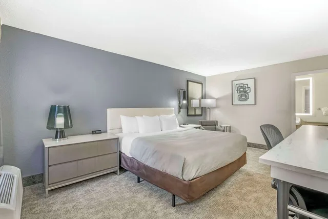 غرفة قياسية بسرير كينج، Quality Inn Daytona Speedway I-95 3/7