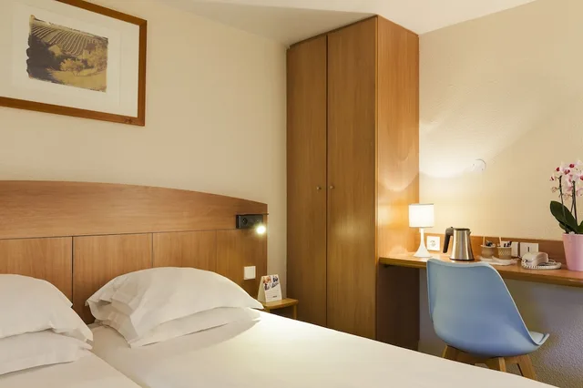 غرفة قياسية بسريرين منفصلين، Comfort Hotel Amiens Nord 2/3