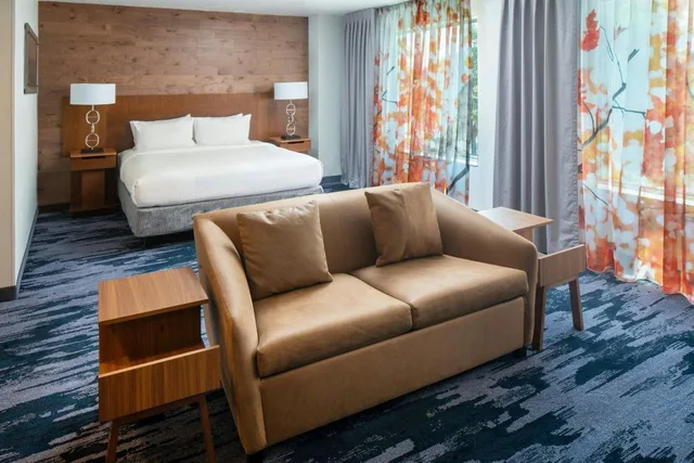 جناح ديلوكس بسرير كينج مع أريكة، Fairfield Inn And Suites Savannah Midtown 2/4