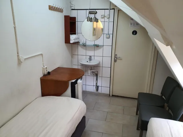 غرفة بسريرين منفصلين بحمام مشترك، Hotel Schroder 3/6