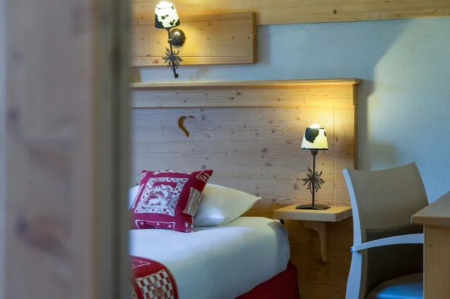 غرفة رباعية بسرير كينج وسريرين منفصلين، Chalet-Hotel Le Beausoleil, The Originals Relais (Hotels-Chalets de Tradition) 4/4