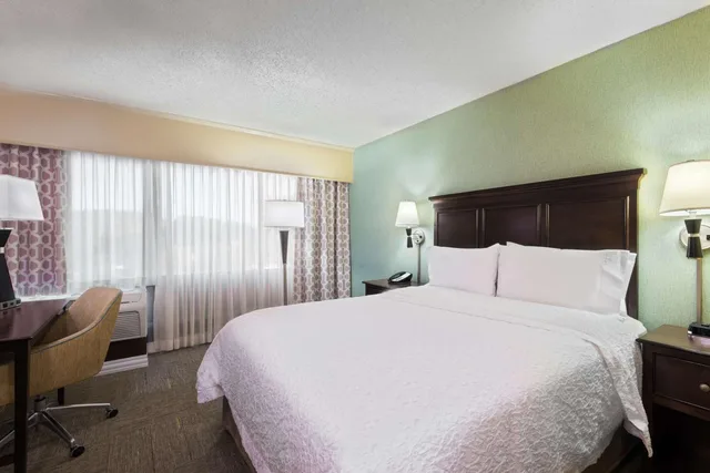 غرفة بسرير كينج وسرير كوين، Hampton Inn White Plains Tarrytown 2/4
