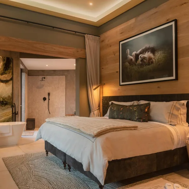 Deluxe, Suite, Lush Private Game Lodge 2/9