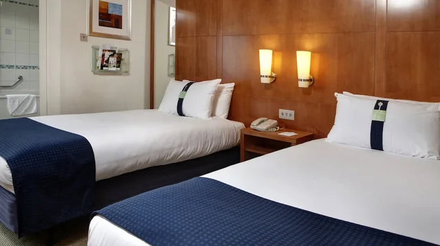 غرفة عائلية بسرير كوين وسريرين منفصلين، HOLIDAY INN BASINGSTOKE 2/8