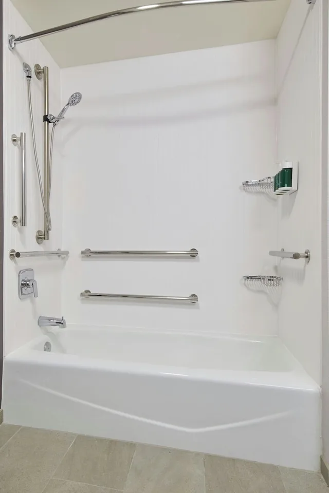 غرفة بسرير كينج مع أريكة لذوي الإعاقة، Courtyard Chicago Lincolnshire 4/5