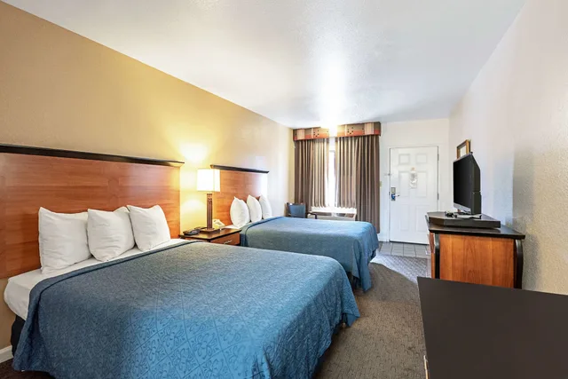 غرفة قياسية بسريرين مزدوجين، Rodeway Inn At Nevada State Capitol 4/6