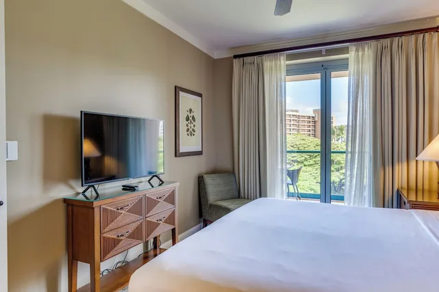 1 Bedroom, King Bed, 2 Sofa, Den, OUTRIGGER Honua Kai Resort & Spa 3/10