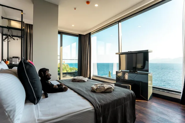 غرفة ديلوكس بسرير مزدوج بإطلالة على البحر بشرفة، Lucky Monkey Hotel 7/10