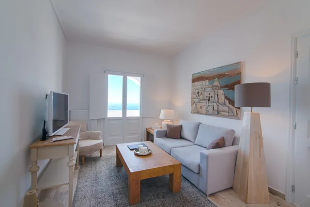 جناح بسرير كينج بإطلالة جزئية على البحر مع أريكة، Aqua Luxury Suites 7/10