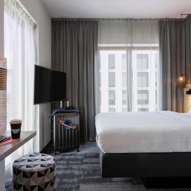 Moxy, Guest Room, Queen Bed, Corner، Moxy Darmstadt 2/3