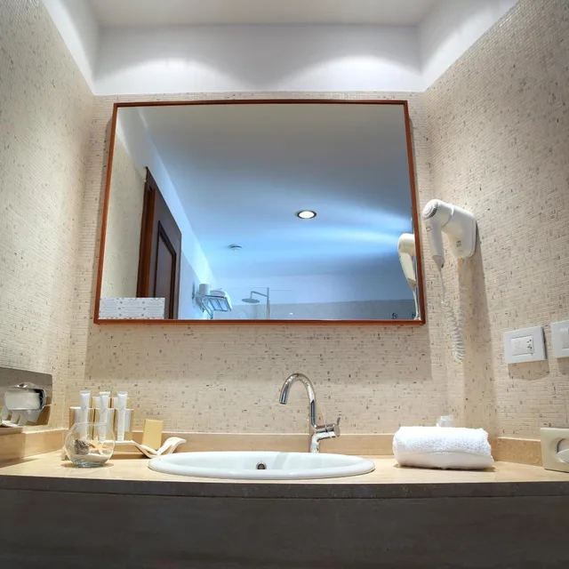 جناح جونيور، Hotel San Rocco 9/10