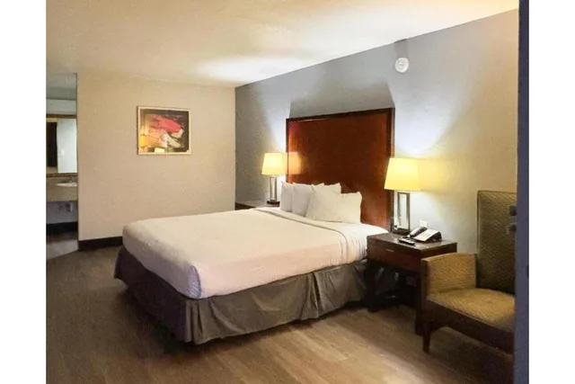 1 King Bed Mobil Access Tub Nsmk Micfridg، Motel6 Mesa, AZ - Downtown 3/6
