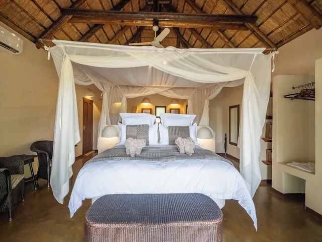 River, Family, Bungalow, 1 King and 4 Single Beds، Nyati Safari Lodge 7/10