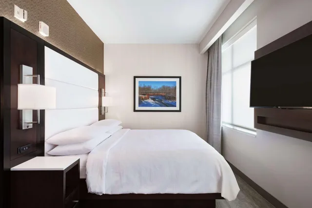 Suite, King Bed, Embassy Suites By Hilton Noblesville Indianapolis Conference Center 2/3