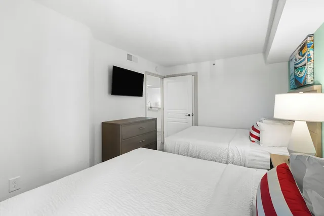 3 Bedrooms, Mariner, Condo, Deluxe, King Bed, 3 Queen Beds, Ocean Front, Sofa، Compass Cove Resort 2/10