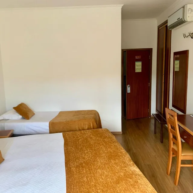 غرفة بسرير مزدوج أو سريرين منفصلين مع سرير إضافي، HOTEL LOURO 4/6