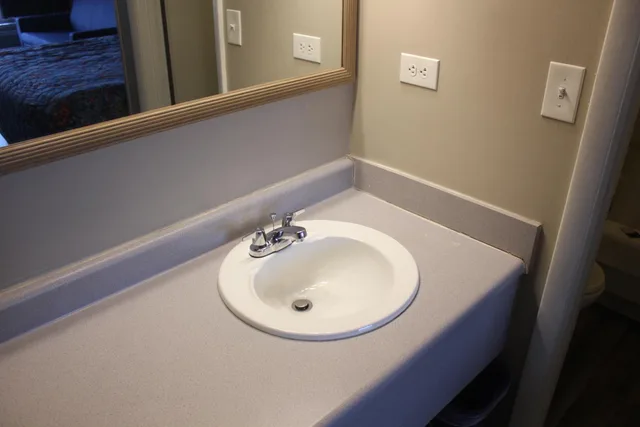 Studio, King Bed, Red Carpet Inn Louisville 9/10